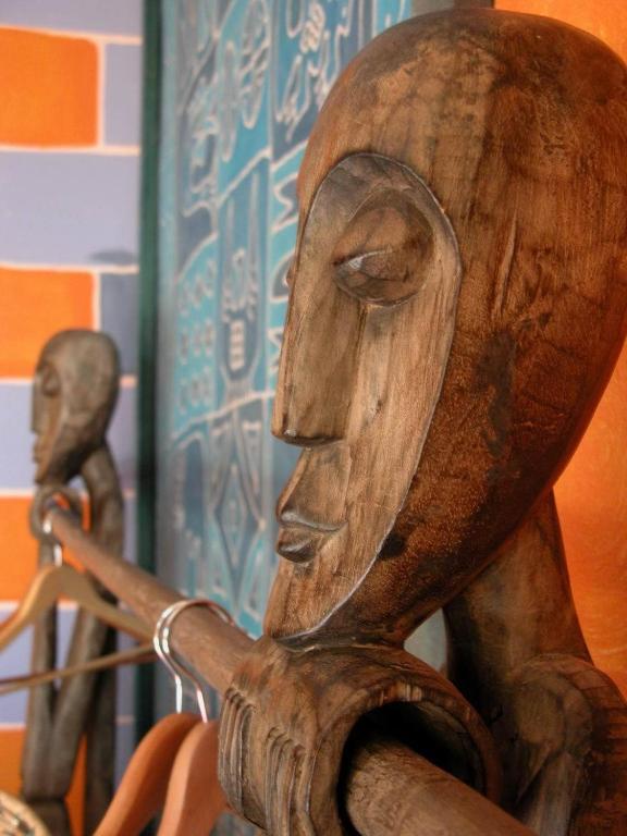 Global Village Travellers Lodge Greymouth Room photo African masks