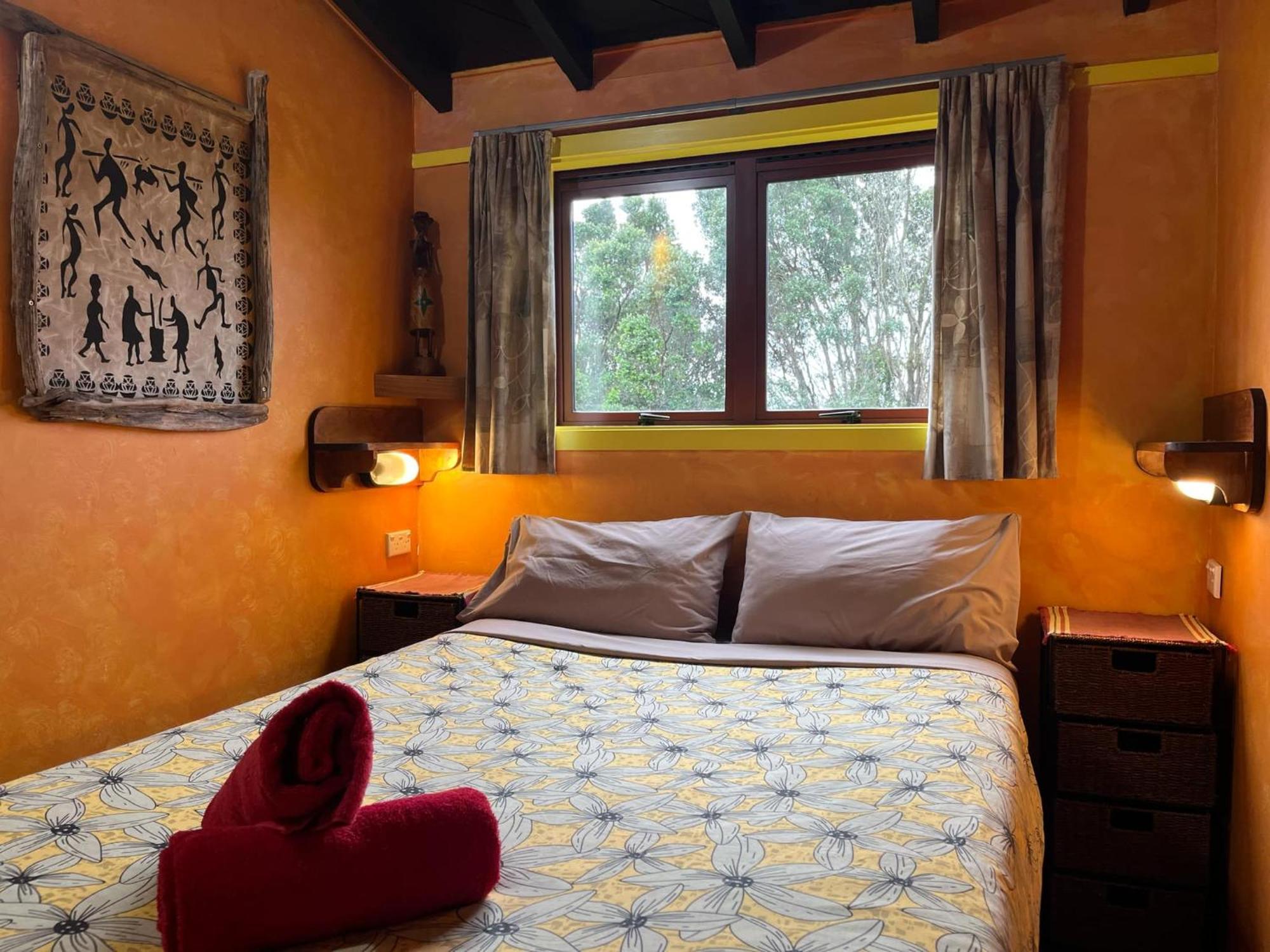 Global Village Travellers Lodge Greymouth Exterior photo A bedroom at the Treehouse
