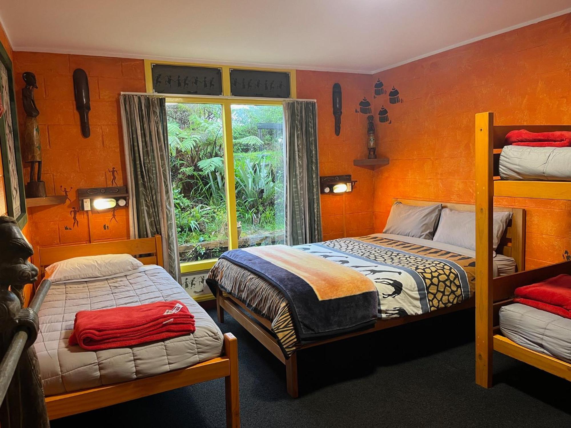 Global Village Travellers Lodge Greymouth Exterior photo A typical room at the lodge