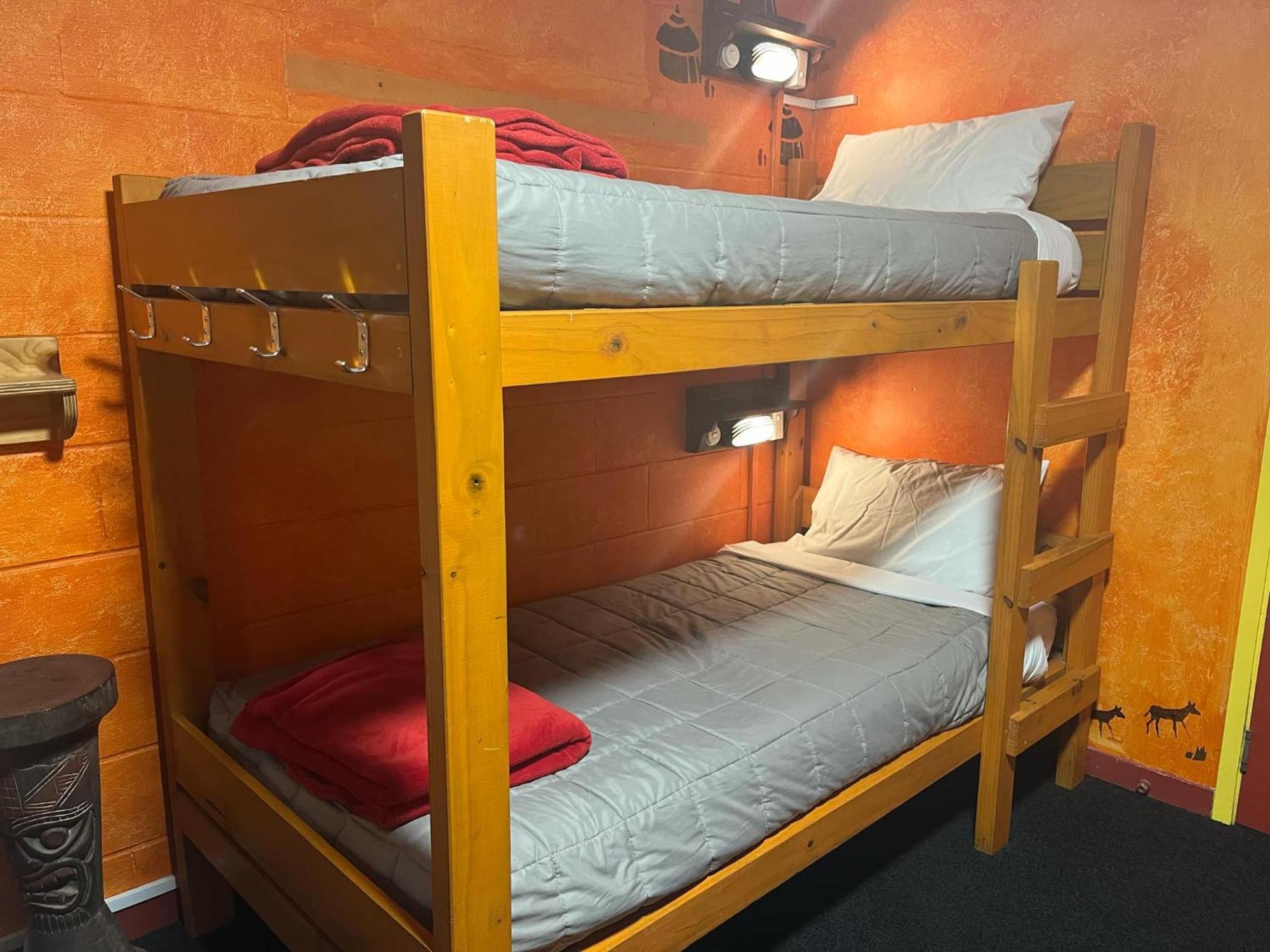 Global Village Travellers Lodge Greymouth Exterior photo A bunk bed