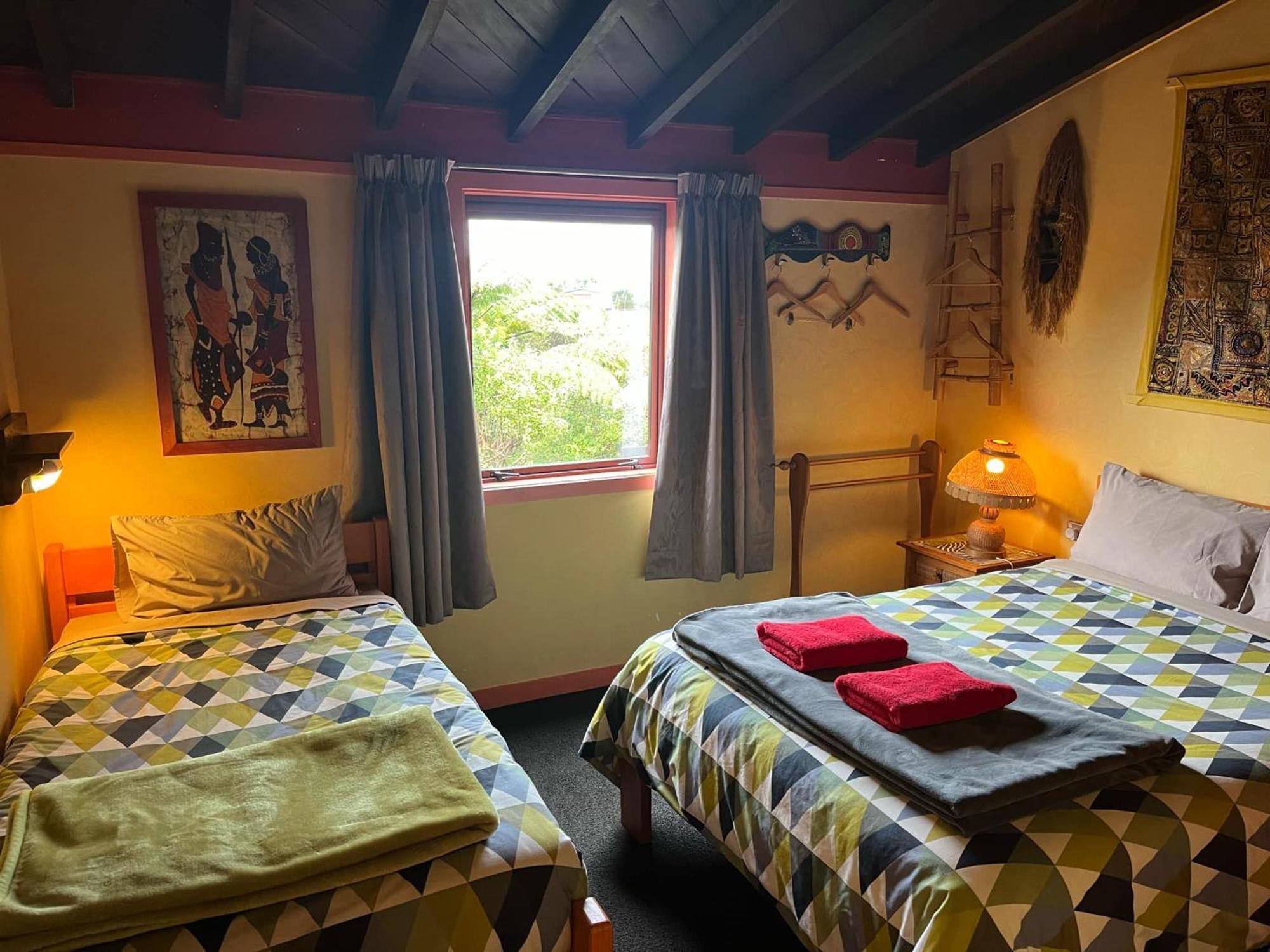 Global Village Travellers Lodge Greymouth Exterior photo A room at the hostel