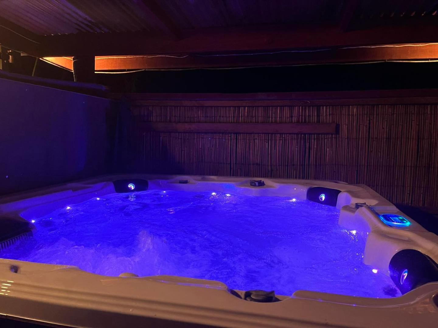 Global Village Travellers Lodge Greymouth Exterior photo A hot tub with blue lighting