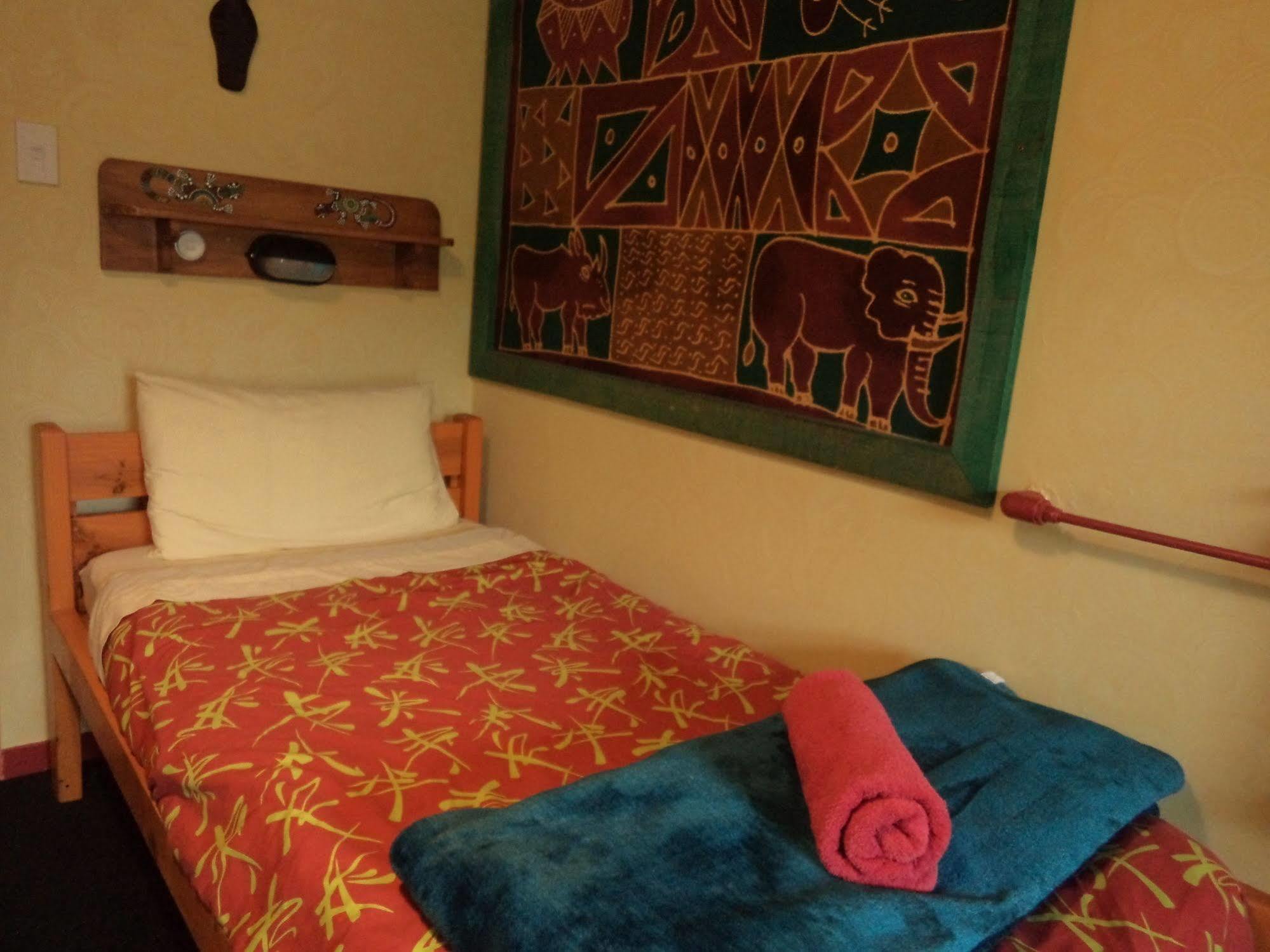 Global Village Travellers Lodge Greymouth Exterior photo A single bed