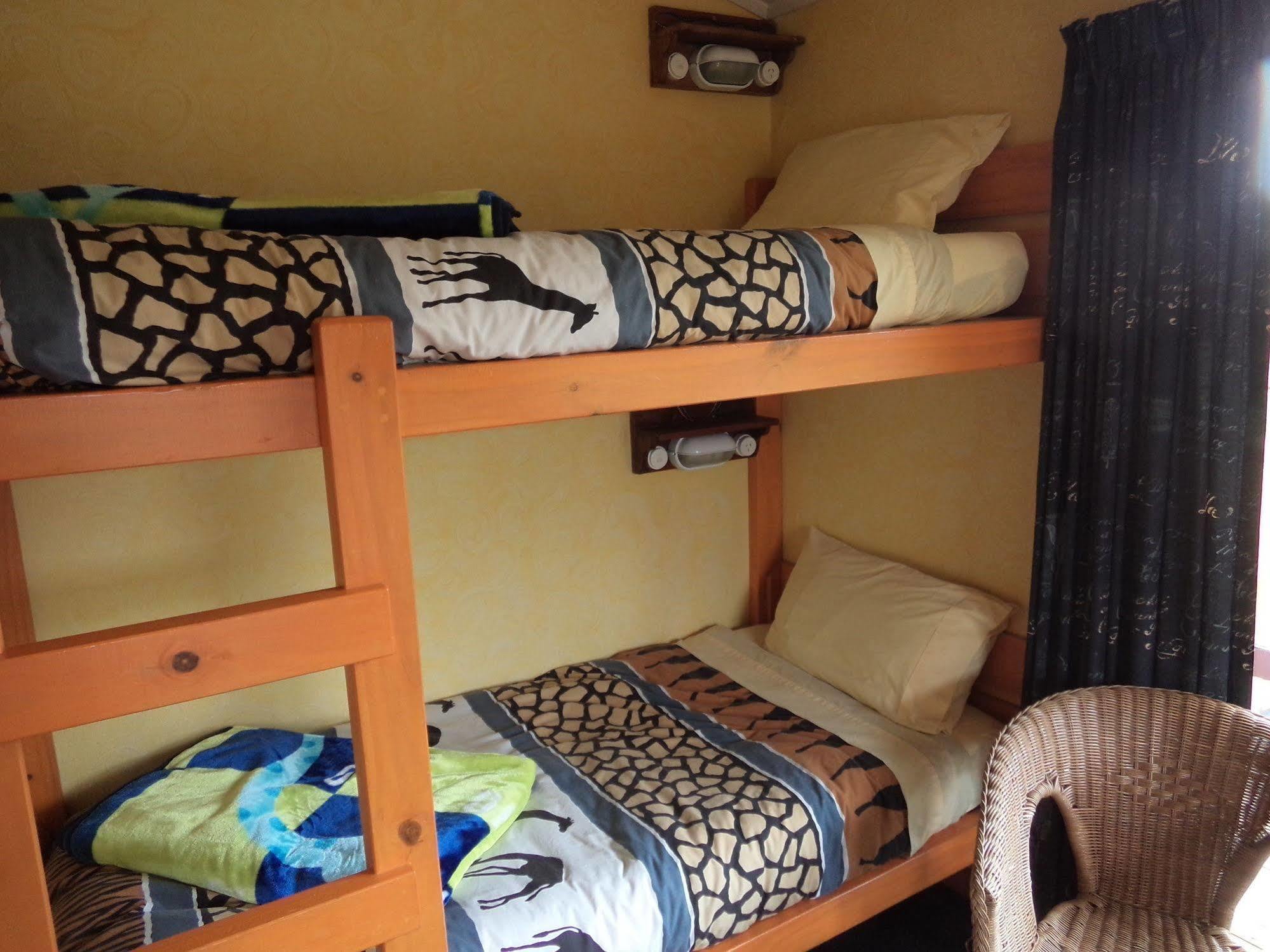 Global Village Travellers Lodge Greymouth Exterior photo A bunk bed