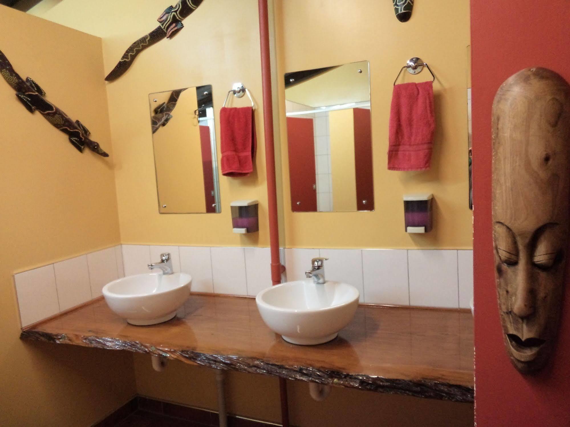 Global Village Travellers Lodge Greymouth Exterior photo Bathroom at the hotel