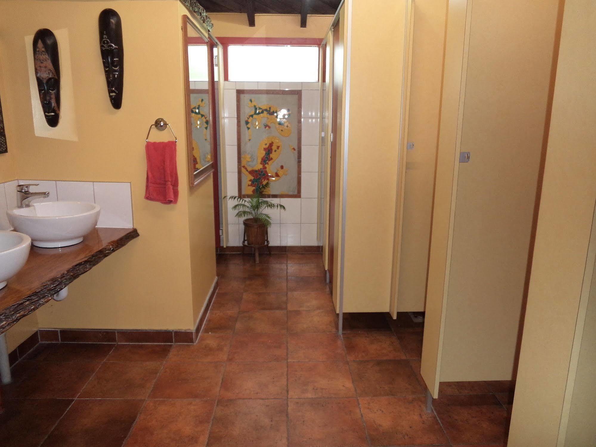 Global Village Travellers Lodge Greymouth Exterior photo A shower room